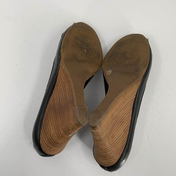 Tory Burch Amanda wedge black pebbled leather high shoe peeptoe gold logo 8 - Picture 6 of 7